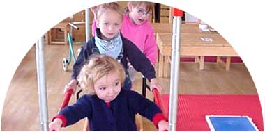 mehrere Kinder bei Übung