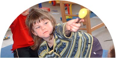 Mädchen bei Therapieübung